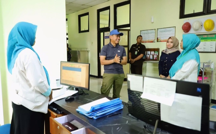 Bupati Kudus, Sam'ani Intakoris (tengah) saat meninjau RSUD dr. Loekmono Hadi, Kamis (29/5/2025).
