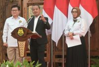 Menteri Energi dan Sumber Daya Mineral, Bahlil Lahadalia (tengah).