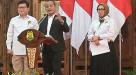Menteri Energi dan Sumber Daya Mineral, Bahlil Lahadalia (tengah).