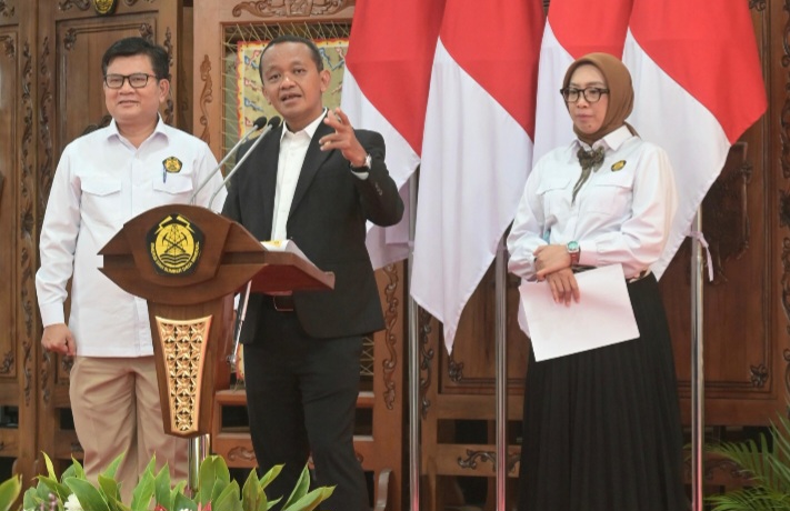 Menteri Energi dan Sumber Daya Mineral, Bahlil Lahadalia (tengah).