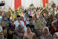 Menteri Sosial RI Saifullah Yusuf (tengah) bersama para penerima manfaat di Wonosobo yang sedang  pelatihan membuat kerajinan anyaman eceng gondok di Balai Desa Selokromo, Minggu (1/6/2025).