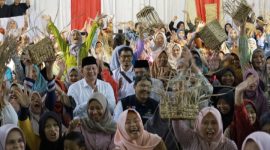 Menteri Sosial RI Saifullah Yusuf (tengah) bersama para penerima manfaat di Wonosobo yang sedang  pelatihan membuat kerajinan anyaman eceng gondok di Balai Desa Selokromo, Minggu (1/6/2025).