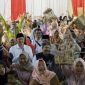 Menteri Sosial RI Saifullah Yusuf (tengah) bersama para penerima manfaat di Wonosobo yang sedang  pelatihan membuat kerajinan anyaman eceng gondok di Balai Desa Selokromo, Minggu (1/6/2025).