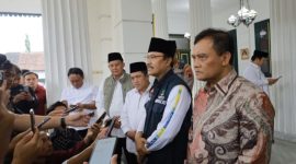 Menteri Sosial RI, Saifullah Yusuf (Gus Ipul), saat diwawancarai para awak media usai berdialog langsung dengan para pilar sosial Kabupaten Wonosobo, di Pendopo Selatan, Minggu (1/6/2025),