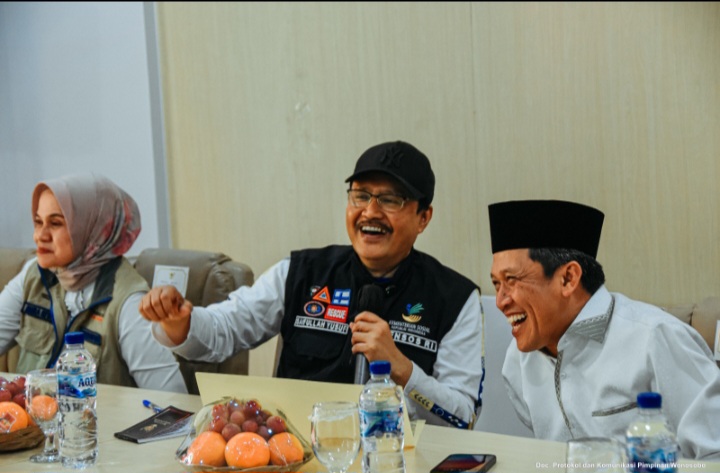 Bupati Wonosobo, Afif Nurhidayat kanan) saat mendampingi Menteri Sosial Republik Indonesia, Saifullah Yusuf (Gus Ipul), di gedung Balai Latihan Kerja (BLK), sebagai lokasi sementara Sekolah Rakyat Kabupaten Wonosobo, Minggu (1/6/2025)..