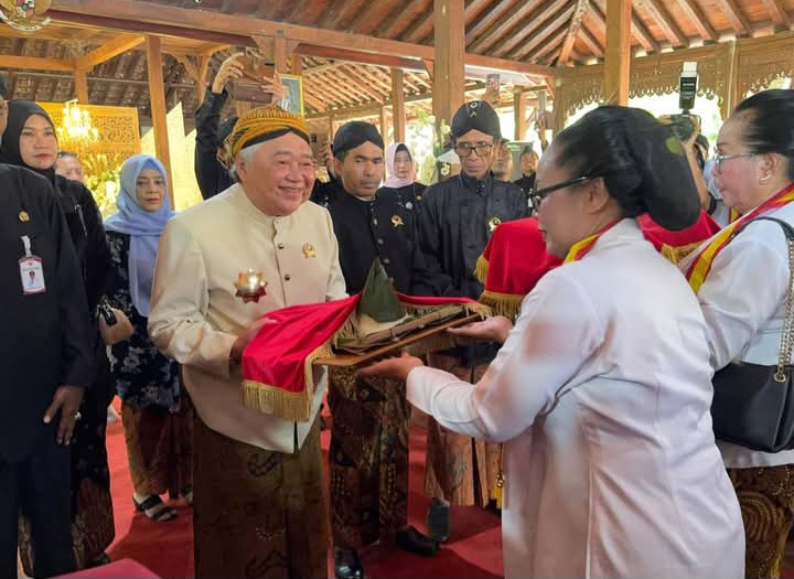Rombongan Karaton Kasunanan Surakarta melalui utusan dalem KGPH Adipati Dipokusumo bersama Gusti Kanjeng Ratu Alit, Gusti Raden Ayu Koes Rahmaniyah beserta abdi Karaton diterima Sesepuh Ahli Waris Sunan Kalijaga, Muhammad Cahyo Imam Santoso bersama keluarga besar ahli waris Sunan Kalijaga, Rabu (4/6/25) siang.