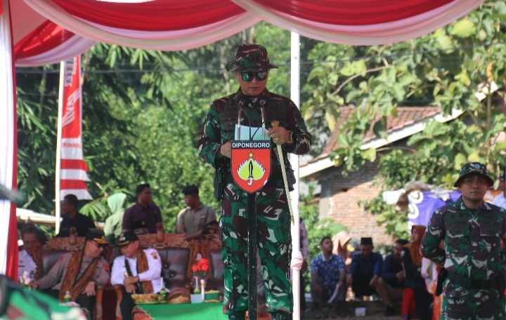 Komandan Kodim 0718/Pati, Letkol Inf Jon Young Saragi, memimpin langsung jalannya prosesi penutupan TMMD Sengkuyung Tahap II TA 2025, Rabu (4/6).