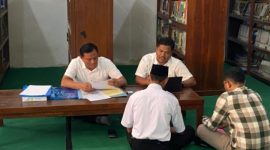 Anggota Polres Demsk sedang memintai keterangan kepada oknum guru yang telah melakukan tindakan  kekerasan terhadap muridnya-