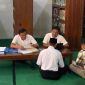 Anggota Polres Demsk sedang memintai keterangan kepada oknum guru yang telah melakukan tindakan  kekerasan terhadap muridnya-