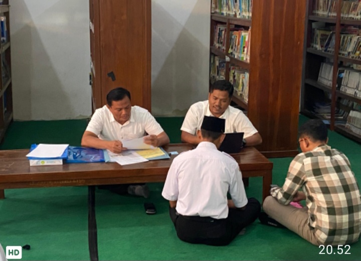 Anggota Polres Demsk sedang memintai keterangan kepada oknum guru yang telah melakukan tindakan  kekerasan terhadap muridnya-