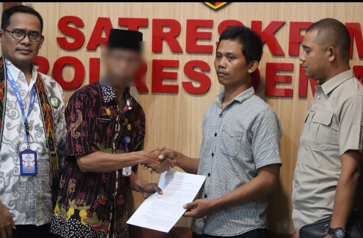 Orang tua korban guru tendang murid dan pelaku bersepakat untuk damai.