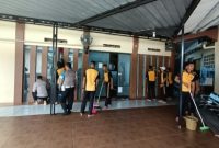 Personil Polres Demak sedang membersihkan salah satu masjid, Jumat (13/5).
