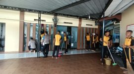 Personil Polres Demak sedang membersihkan salah satu masjid, Jumat (13/5).
