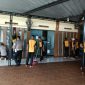 Personil Polres Demak sedang membersihkan salah satu masjid, Jumat (13/5).
