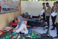 Personel TNI-Polri dari Kodim 0716 Demak dan Polres Demak sedang mengikuti bakti kesehatan donor darah yang digelar di halaman Mapolres setempat, Senin (16/6/2025).