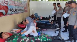 Personel TNI-Polri dari Kodim 0716 Demak dan Polres Demak sedang mengikuti bakti kesehatan donor darah yang digelar di halaman Mapolres setempat, Senin (16/6/2025).