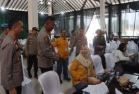 Kapolres Demak, AKBP Ari Cahya Nugraha (tengah) meninjau langsung kegiatan bakti kesehatan dan penyaluran bantuan sosial dalam menyambut Hari Bhayangkara ke-79, di Pendopo Parama Satwika, Selasa (17/6/2025).