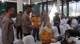 Kapolres Demak, AKBP Ari Cahya Nugraha (tengah) meninjau langsung kegiatan bakti kesehatan dan penyaluran bantuan sosial dalam menyambut Hari Bhayangkara ke-79, di Pendopo Parama Satwika, Selasa (17/6/2025).