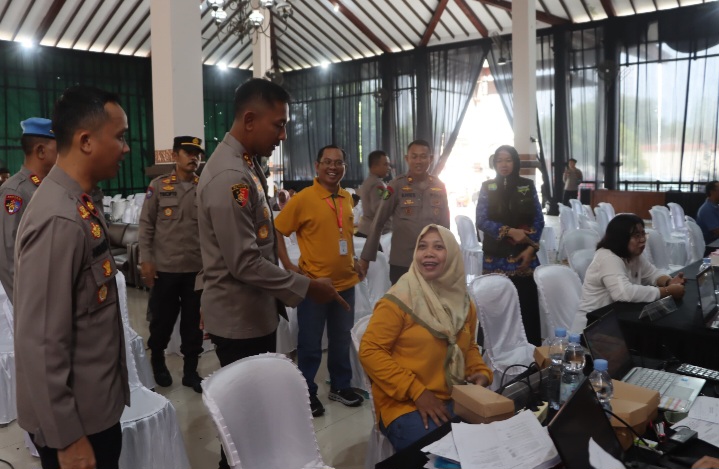 Kapolres Demak, AKBP Ari Cahya Nugraha (tengah) meninjau langsung kegiatan bakti kesehatan dan penyaluran bantuan sosial dalam menyambut Hari Bhayangkara ke-79, di Pendopo Parama Satwika, Selasa (17/6/2025).
