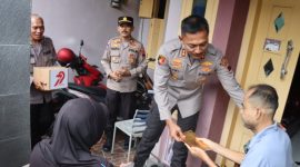 Kapolres Demak, AKBP Ari Cahya Nugraha berkunjung di kediaman Aiptu Rudianto, anggota Polri yang di amputasi kakinya akibat diabetes.
