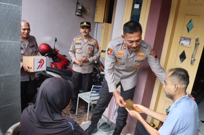 Kapolres Demak, AKBP Ari Cahya Nugraha berkunjung di kediaman Aiptu Rudianto, anggota Polri yang di amputasi kakinya akibat diabetes.
