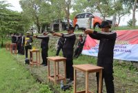 Ratusan anggota Polres Demak ikuti latihan menembak rutin di lapangan tembak Desa Jragung, Kecamatan Karangawen, Kamis (19/6/2025).