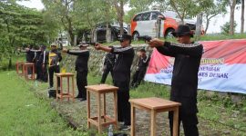 Ratusan anggota Polres Demak ikuti latihan menembak rutin di lapangan tembak Desa Jragung, Kecamatan Karangawen, Kamis (19/6/2025).