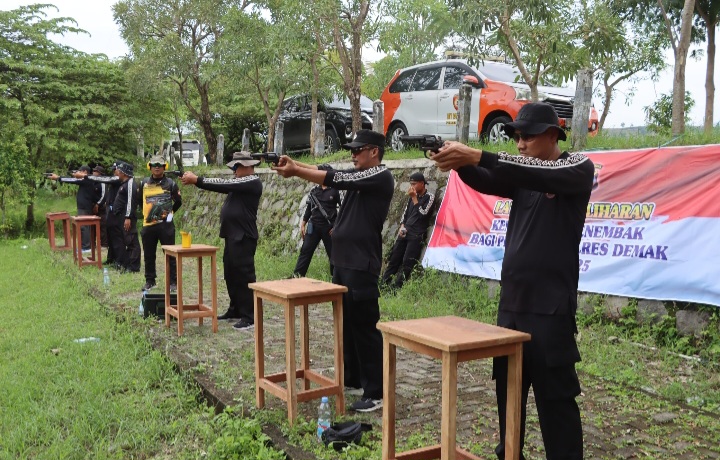 Ratusan anggota Polres Demak ikuti latihan menembak rutin di lapangan tembak Desa Jragung, Kecamatan Karangawen, Kamis (19/6/2025).