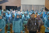 Kepala BNN Provinsi Jawa Tengah, Brigjen Pol. Dr. H. Agus Rohmat dan  Ketua TP PKK Provinsi Jawa Tengah, Hj. Nawal Arafah Yasin (tengah) usai menandatangani perjanjian kerja sama strategis dalam upaya pencegahan penyalahgunaan narkotika berbasis keluarga. 