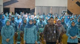 Kepala BNN Provinsi Jawa Tengah, Brigjen Pol. Dr. H. Agus Rohmat dan  Ketua TP PKK Provinsi Jawa Tengah, Hj. Nawal Arafah Yasin (tengah) usai menandatangani perjanjian kerja sama strategis dalam upaya pencegahan penyalahgunaan narkotika berbasis keluarga. 
