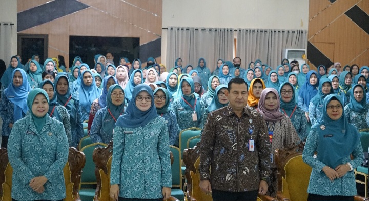 Kepala BNN Provinsi Jawa Tengah, Brigjen Pol. Dr. H. Agus Rohmat dan  Ketua TP PKK Provinsi Jawa Tengah, Hj. Nawal Arafah Yasin (tengah) usai menandatangani perjanjian kerja sama strategis dalam upaya pencegahan penyalahgunaan narkotika berbasis keluarga. 