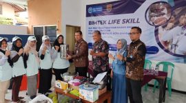 Kepala BNNP Jateng, Brigjen Pol. Dr. H. Agus Rohmat menyerahkan bantuan alat dan bahan produksi usaha abon bandeng untuk masyarakat Kelurahan Purwoyoso, Kota Semarang.