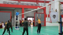 Pertandingan ekshibisi antara gabungan pejabat utama Kodim 0716 Demak dan Polres Demak mengawali 
Turnamen Bola Voli Kapolres Cup 2025 yang berlangsung di Gedung Olahraga (GOR) Kalijaga, Komplek Sport Center Demak, Jum'at (20/6/2025).