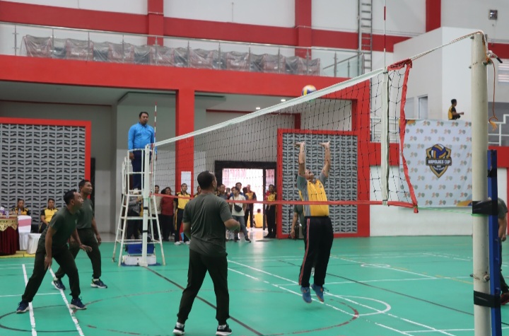 Pertandingan ekshibisi antara gabungan pejabat utama Kodim 0716 Demak dan Polres Demak mengawali 
Turnamen Bola Voli Kapolres Cup 2025 yang berlangsung di Gedung Olahraga (GOR) Kalijaga, Komplek Sport Center Demak, Jum'at (20/6/2025).
