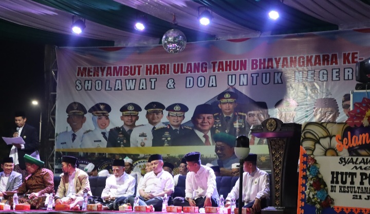 Pejabat Utama Polres Demak, jajaran Forkopimda dan sejumlah tokoh agama terkemuka di Kabupaten Demak hadiri doa bersama
untuk negeri di depan Masjid Agung Demak, Sabtu (21/6) malam.