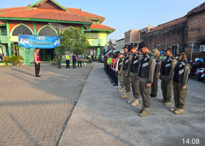 Anggota Polres Demak siap amankan jamaah haji yang transit di Gedung IPHI Kabupaten Demak.