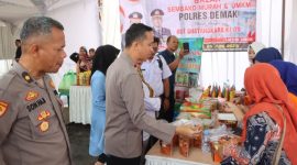 Wakapolres Demak, Kompol Hendrie Suryo Liquisasono (tengah) hadir memantau langsung pasar murah yang bertujuan untuk membantu meringankan beban ekonomi masyarakat yang terdampak banjir rob di wilayah Kecamatan Sayung, Rabu (25/6).