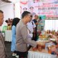 Wakapolres Demak, Kompol Hendrie Suryo Liquisasono (tengah) hadir memantau langsung pasar murah yang bertujuan untuk membantu meringankan beban ekonomi masyarakat yang terdampak banjir rob di wilayah Kecamatan Sayung, Rabu (25/6).