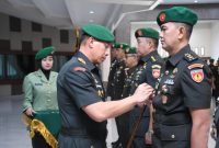 Pangdam IV/Diponegoro Mayjen TNI Deddy Suryadi, memimpin acara Serah Terima Jabatan (Sertijab) Aslog Kasdam, Kakesdam, Dandeninteldam,  serta penerimaan jabatan Kasansidam IV/Diponegoro, bertempat di Gedung Balai Diponegoro, Semarang, Selasa (24/6/2025).