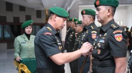 Pangdam IV/Diponegoro Mayjen TNI Deddy Suryadi, memimpin acara Serah Terima Jabatan (Sertijab) Aslog Kasdam, Kakesdam, Dandeninteldam,  serta penerimaan jabatan Kasansidam IV/Diponegoro, bertempat di Gedung Balai Diponegoro, Semarang, Selasa (24/6/2025).