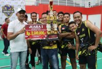 Kapolres Demak, AKBP Ari Cahya Nugraha (kiri) nersama Tim Mranggen Voli Club (VC) yang berhasil meraih Juara I dalam turnamen bola voli 'Kapolres Cup 2025' kategori antar warga perwakilan dari masing-masing Kecamatan di Kabupaten Demak.