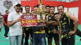 Kapolres Demak, AKBP Ari Cahya Nugraha (kiri) nersama Tim Mranggen Voli Club (VC) yang berhasil meraih Juara I dalam turnamen bola voli 'Kapolres Cup 2025' kategori antar warga perwakilan dari masing-masing Kecamatan di Kabupaten Demak.