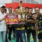 Kapolres Demak, AKBP Ari Cahya Nugraha (kiri) nersama Tim Mranggen Voli Club (VC) yang berhasil meraih Juara I dalam turnamen bola voli 'Kapolres Cup 2025' kategori antar warga perwakilan dari masing-masing Kecamatan di Kabupaten Demak.