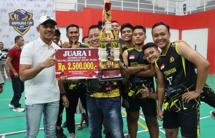 Kapolres Demak, AKBP Ari Cahya Nugraha (kiri) nersama Tim Mranggen Voli Club (VC) yang berhasil meraih Juara I dalam turnamen bola voli 'Kapolres Cup 2025' kategori antar warga perwakilan dari masing-masing Kecamatan di Kabupaten Demak.