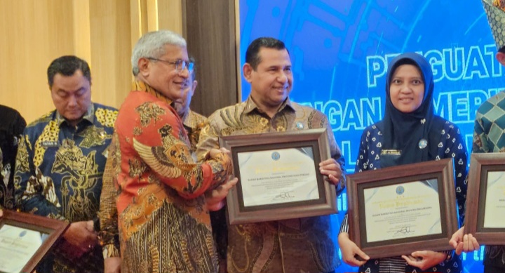 Kepala BNN Provinsi Jawa Tengah, Brigjen Pol. Agus Rohmat menerima  penghargaan nasional dari BNN RI atas kontribusi BNN Jateng dalam penguatan program Pencegahan dan Pemberantasan Penyalahgunaan dan Peredaran Gelap Narkotika (P4GN) berbasis komunitas. 