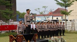Kapolres Demak, AKBP Ari Cahya Nugraha memimpin Upacara Penyerahan Jabatan dan Kenaikan Pangkat di Lapangan Wicaksana Laghawa, Mapolres setempat, Senin (30/6/2025).