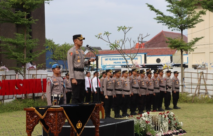 Kapolres Demak, AKBP Ari Cahya Nugraha memimpin Upacara Penyerahan Jabatan dan Kenaikan Pangkat di Lapangan Wicaksana Laghawa, Mapolres setempat, Senin (30/6/2025).