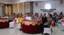 Kapolres Demak, AKBP Ari Cahya Nugraha (tengah) hadir langsung dalam acara do'a bersama lintas agama di Aula Wicaksana Laghawa, Senin (30/6/2025).