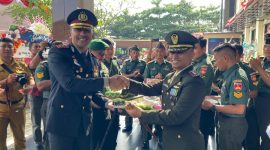 Dandim 0716 Demak, Letkol Kav Maryoto, menyerahkan potongan  tumpeng kepada Kapolres Demak, AKBP Ari Cahya Nugraha setelah upacara HUT Bhayangkara di halaman Polres Demak, Senin (1/7/2025). 