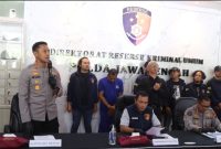 Kapolres Demak, AKBP Ari Cahya Nugraha (kiri) saat konferensi pers di Polda Jateng, Kamis (3/7/2025), terkait penangkapan pelaku pembunuhan seorang wanita yang jasadnya ditemukan di persawahan Desa Wonoketingal, Kecamatan Karanganyar, Kabupaten Demak.